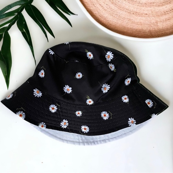 Alice Olivia Daisy printed reversible bucket hat white black